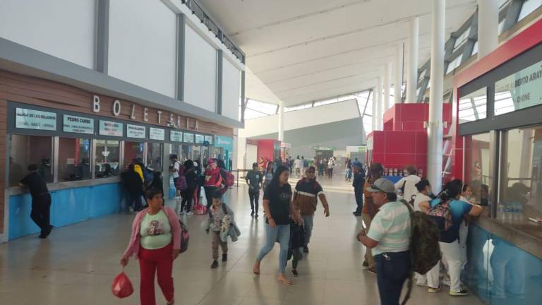 Terminales terrestres de Guayaquil registran la salida de miles de personas por las festividades, a diferencia de Quito