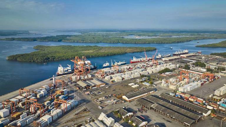 Foto panorámica de una terminal portuaria en Guayaquil.