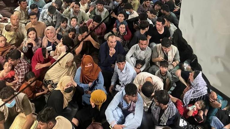 La desgarradora foto de un niño afgano arropado con un uniforme militar estadounidense que conmueve al mundo