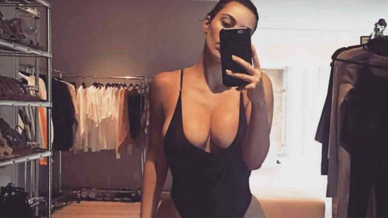 Kim Kardashian mostró sus pechos y curvas en México