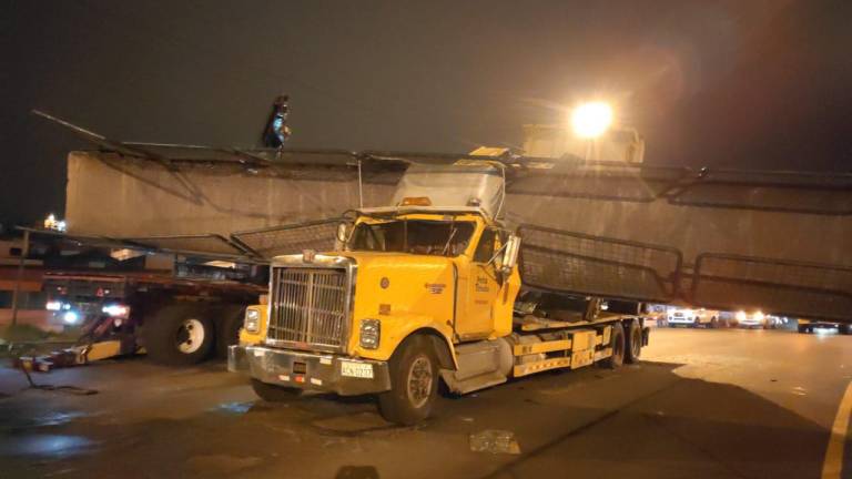 Tráiler se choca y provoca la caída de un puente peatonal en Quito