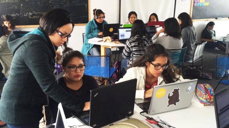 Autoridades universitarias presentan el Informe GEM 2023 en ESPOL, destacando el liderazgo de jóvenes en el emprendimiento en Ecuador.