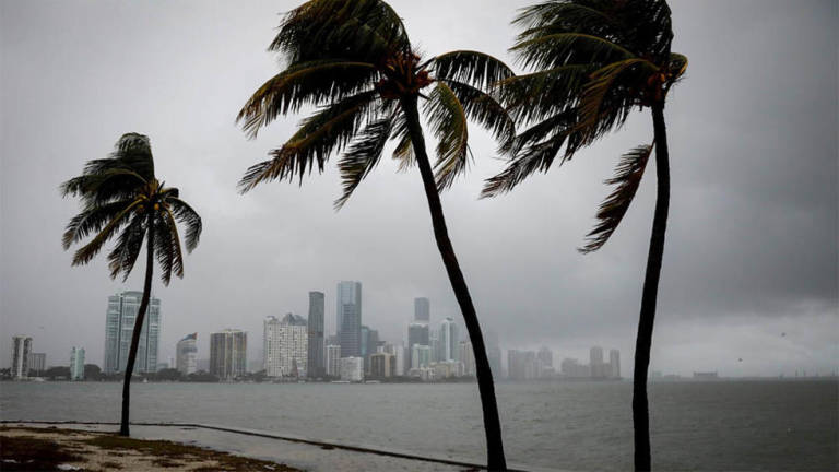 La tormenta tropical Eta se convierte en huracán y amenaza la costa de Florida