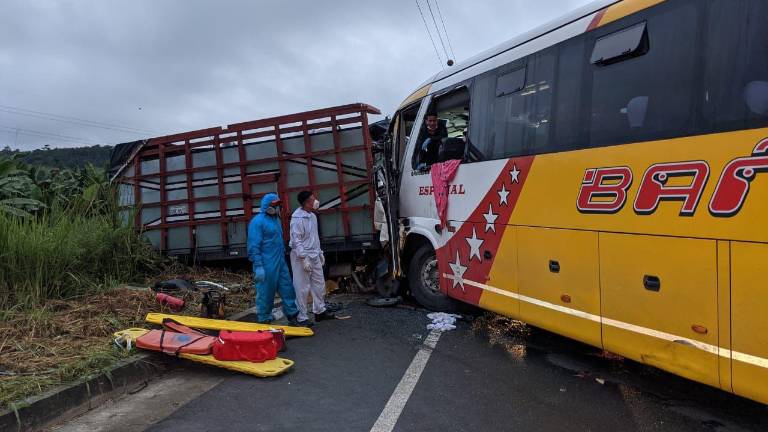 Fuerte choque en Cañar deja tres fallecidos y más de 20 heridos