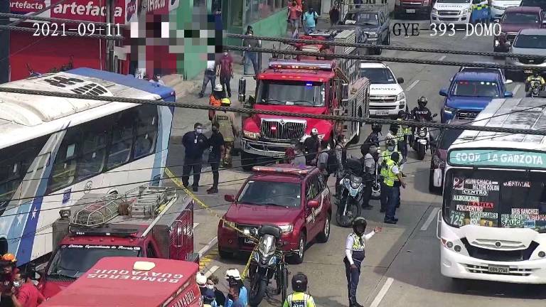 Bus arrolla a dos personas e impacta contra local comercial en Guayaquil
