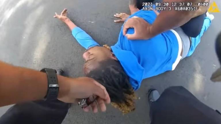 Podrías lastimarme: video capta impactante arresto de un parapléjico; policías lo arrastran y tiran al suelo