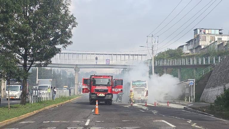 Bus se incendió en la avenida Simón Bolívar de Quito: esta sería la causa del incidente