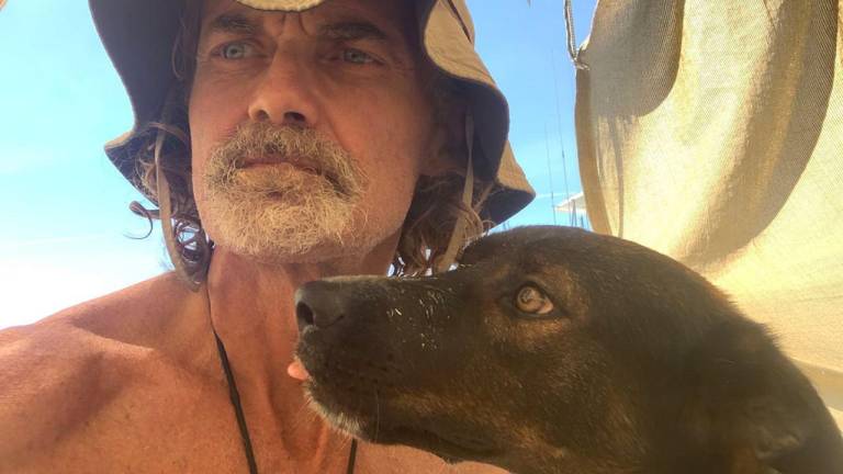 Marinero y su perra 'Bella' sobrevivieron más de dos meses a la deriva en el océano Pacífico