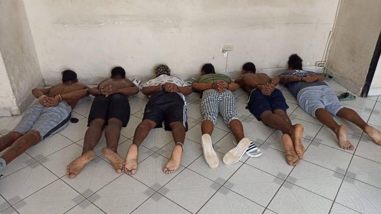 Tras recibir una alerta de secuestro, la Policía Nacional realizó varios allanamientos en el barrio El Coral, sector Sur de Esmeraldas.