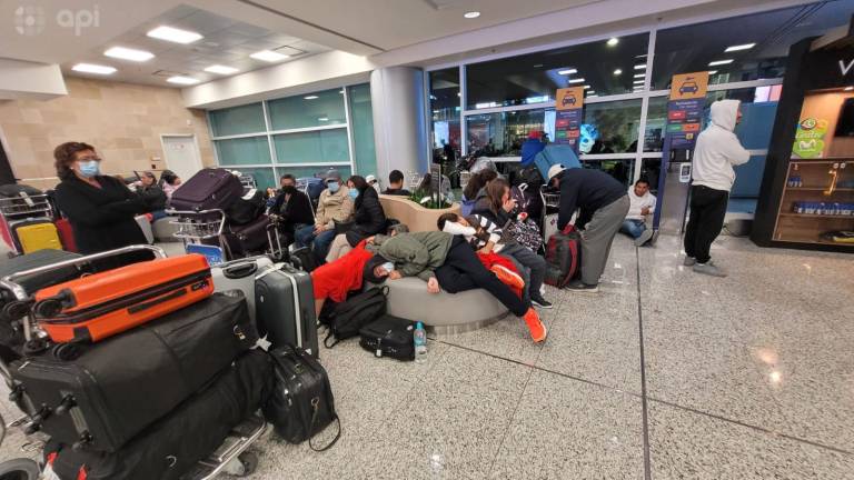 Aeropuerto de Quito publica el listado de los vuelos cancelados; pasajeros pernoctaron en las instalaciones