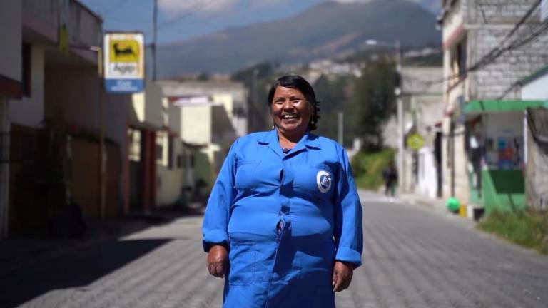 La señora Juana Iza, presidenta Red Nacional de Recicladores del Ecuador (Renarec), fue reconocida como Mujer del Año premios que otorga revista Hogar.