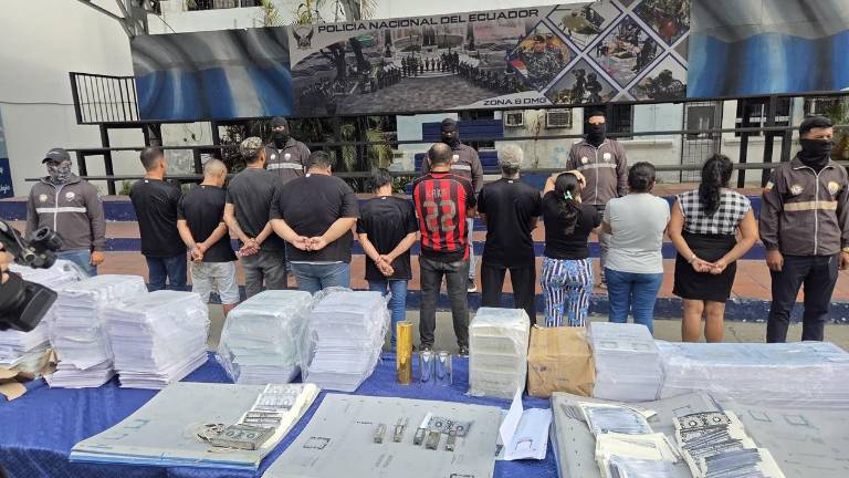 Hallan presunto centro de falsificación de documentos vehiculares en Guayaquil: hay 10 detenidos