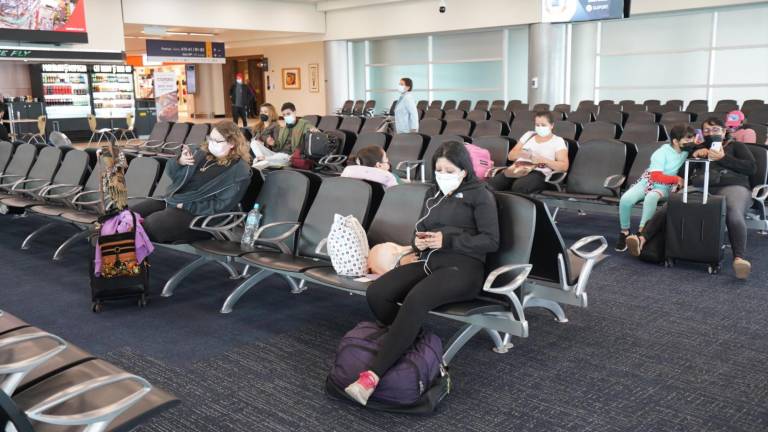 La DGAC recomienda usar mascarilla en aeropuertos del Ecuador