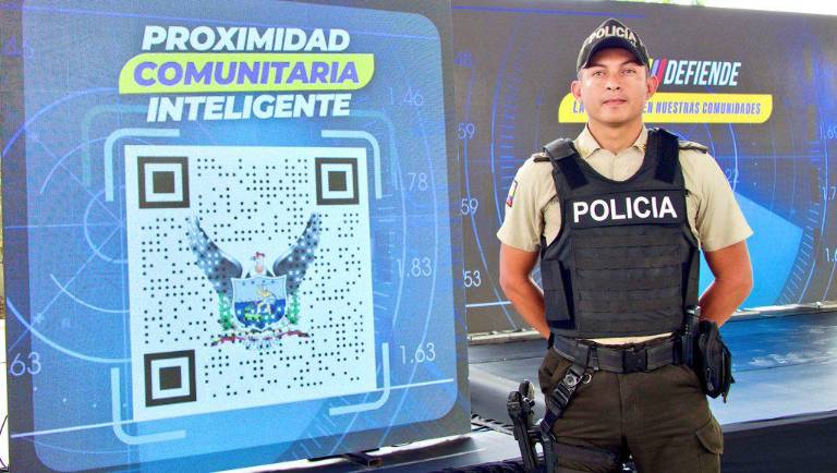 $!Fotografía que muestra a un policía al lado del modelo de Código QR.