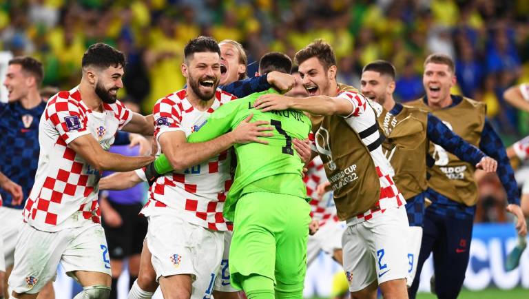 $!Jugadores croatas abrazan a su arquero, Dominik Livakovic, luego de derrotar a Brasil en penales.