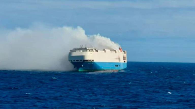 Video: un barco lleno de autos de lujo se incendia y queda a la deriva en el océano Atlántico