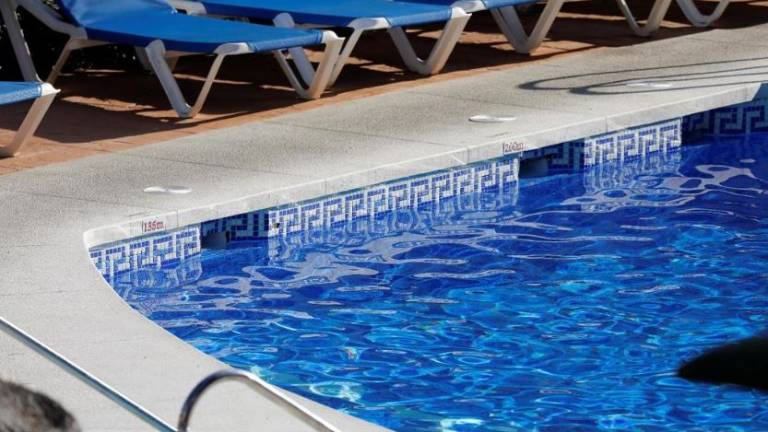 Extraña muerte de familia británica en el fondo de una piscina