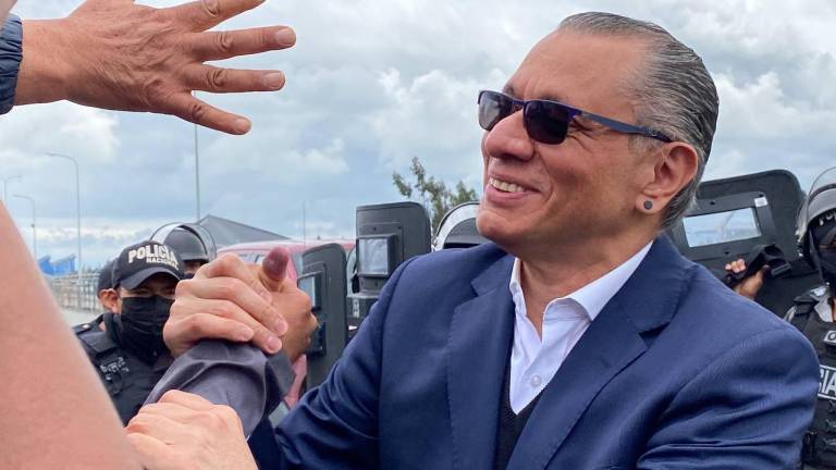 Jorge Glas abandona la cárcel de Cotopaxi en medio de ovaciones