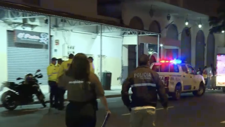 $!Mujer murió tras caer del cuarto piso de un edificio.