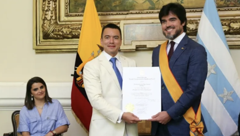 $!José De La Gasca, quien no descartó su interés en ser fiscal general, recibió una condecoración del presidente Daniel Noboa mientras era ministro de Gobierno, cargo que desempeñó hasta julio pasado.