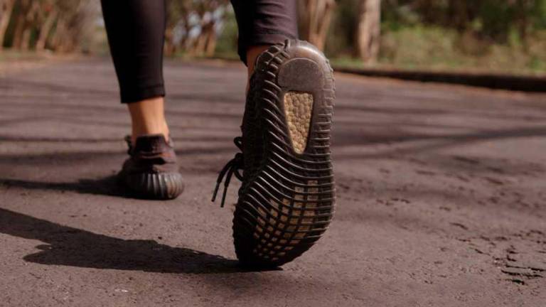 Las suelas de tus zapatos podrían llevar enfermedades a tu hogar, según la ciencia