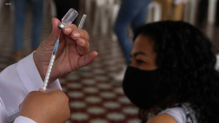 Adelantan dosis de refuerzo contra COVID-19 para ciudadanos desde 45 años