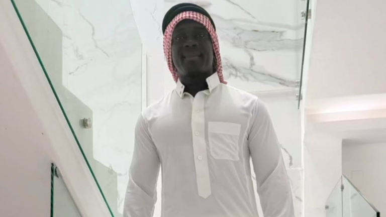 Segunda vuelta Ecuador 2025: Segundo Castillo votó con traje árabe y revolucionó las redes