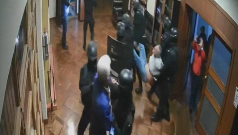 $!Imágenes de CCTV muestran a la policía ecuatoriana sometiendo al Ministro de Relaciones Exteriores y Asuntos Políticos de México en Ecuador, Roberto Canseco