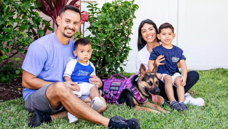 $!Giovanni Bajer (derecha), de cuatro años y su familia, junto a su perro de rescate Gracie, sentados en el patio.