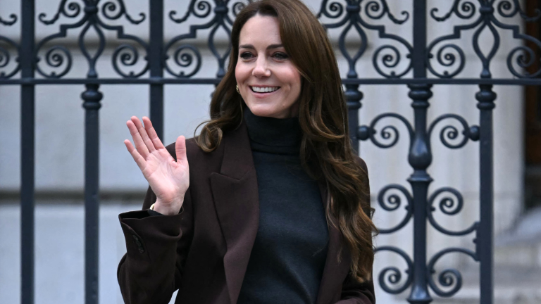 Kate Middleton protagoniza tierno momento viral durante visita a un hospicio infantil