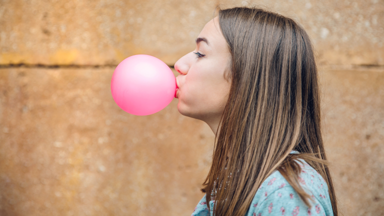 Un estudio revela que los chicles podrían dejar microplásticos en la saliva