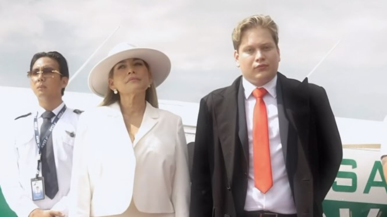 Segunda vuelta Ecuador 2025: El influencer Iván Farah se acerca a las urnas en avioneta y con escolta de tricimotos