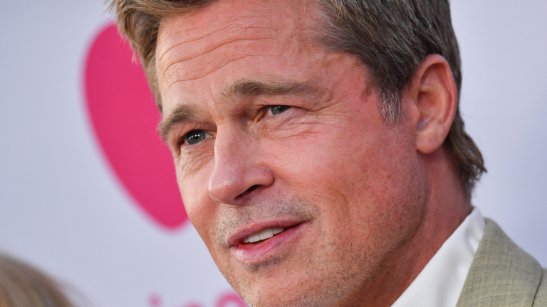 Mujer creyó que mantenía una relación en línea con Brad Pitt y la estafaron con 830.000 euros