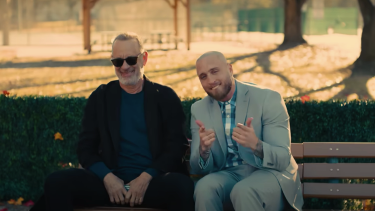 Chet Hanks recrea escenas de Forrest Gump en el video de You Better Run, con la participación de su padre, Tom Hanks.