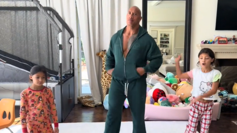 Dwayne Johnson enternece a sus fans con un video bailando junto a sus hijas