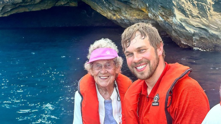 Abuela de 94 años que recorre el mundo con su nieto conquista las redes