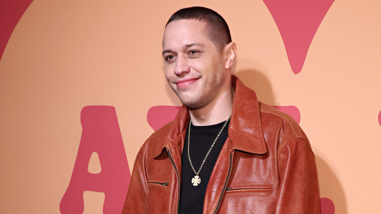 Pete Davidson gastó USD 200 mil para quitarse sus tatuajes y lo consigue, el resultado es impresionante