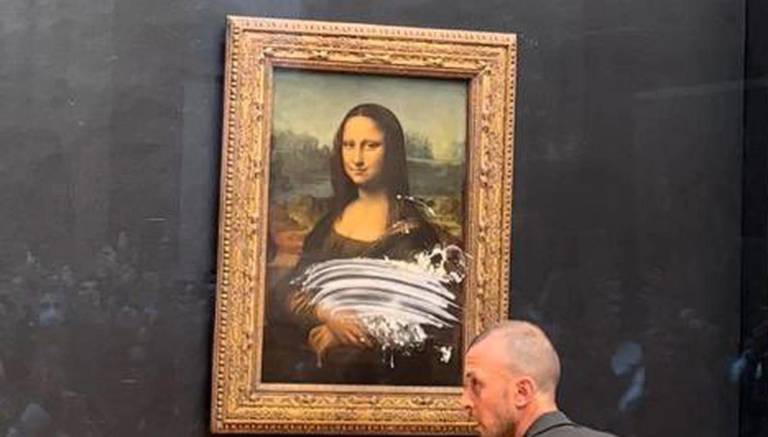 $!Atacan a la Mosa Lisa en el Louvre: un hombre disfrazado le lanzó una torta