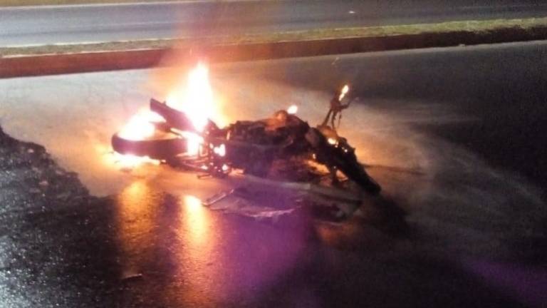 Motociclista muere quemado tras impactarse contra un auto