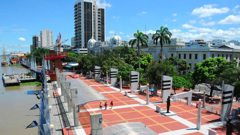 Reabren camineras de parques en Guayaquil, mientras UCIs permanecen llenas