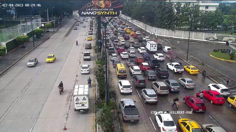 Tráfico colapsa en Guayaquil tras incendio en paso a desnivel de la avenida Pedro Menéndez Gilbert