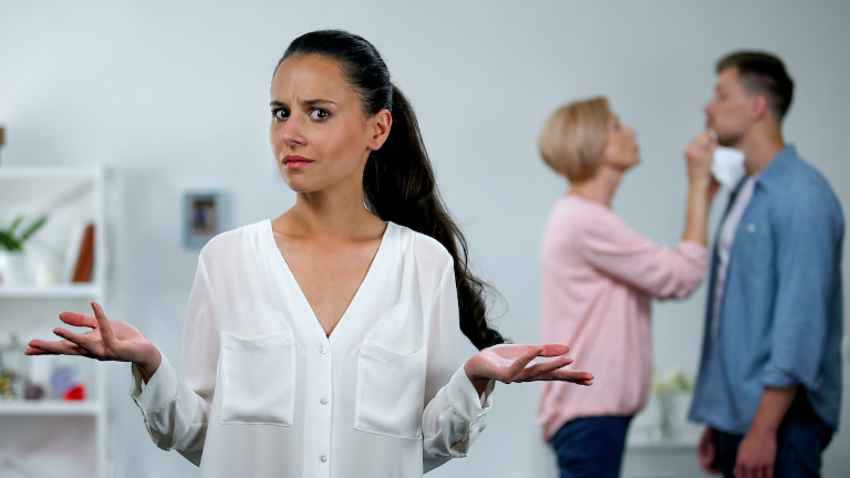 Mis suegros son tóxicos, viven metiéndose en mi relación ¡no aguanto más!