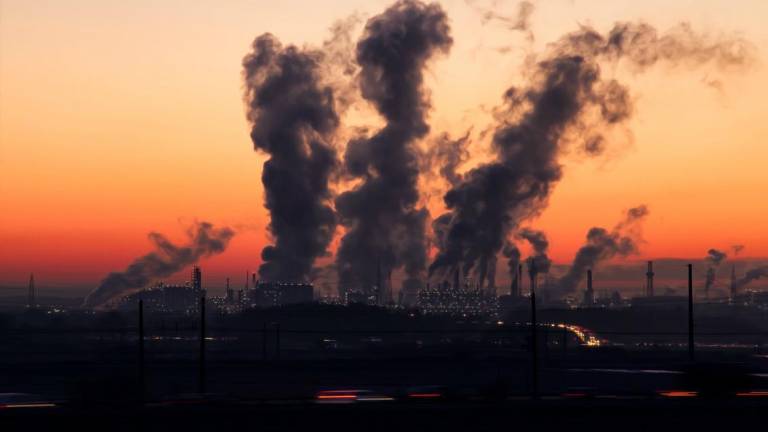 7 millones de personas mueren por contaminación del aire, OMS restringe niveles