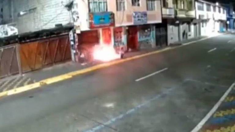 En Baños, presunto extorsionador roció gasolina sobre una tienda y la incendió