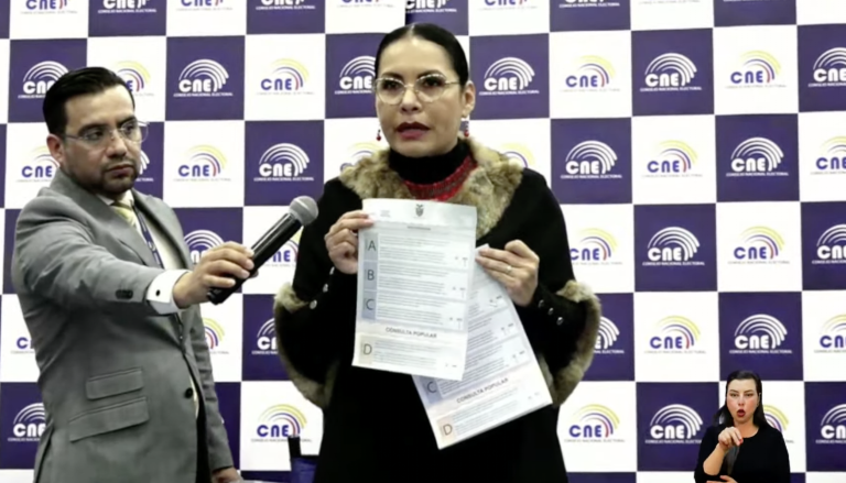 $!Diana Atamait muestra papeleta para capacitación.