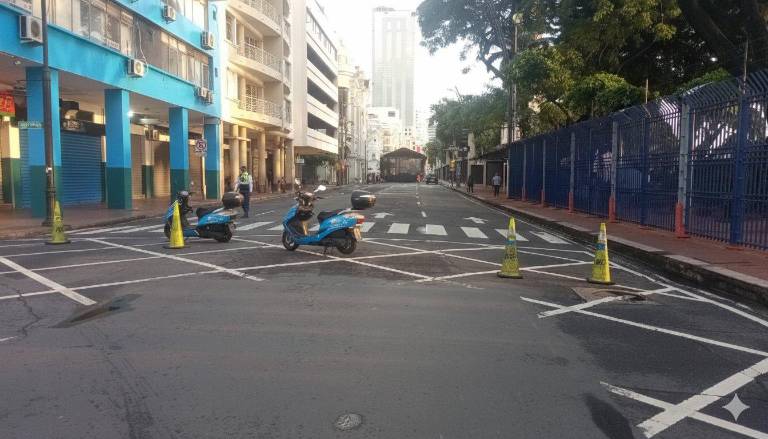$!Intersección cerrada en la avenida Malecón Simón Bolívar
