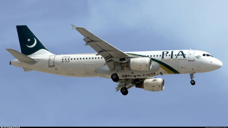 99 personas a bordo del avión de Pakistan International Airlines: Video muestra los instantes finales de la tragedia