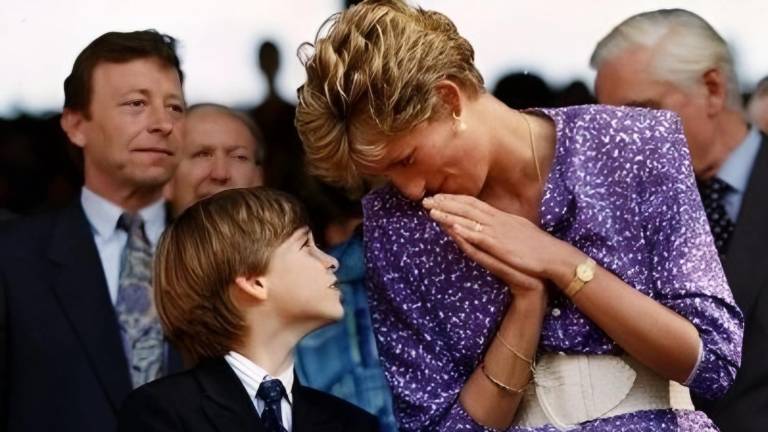 Lady Di junto a su hijo el príncipe William (13 años) en un evento de la corona en 1995.