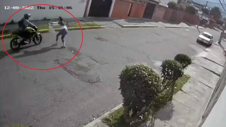 VIDEO: Mujer atrapa a un delincuente que le había robado, en una moto que luego fue incinerada en Quito