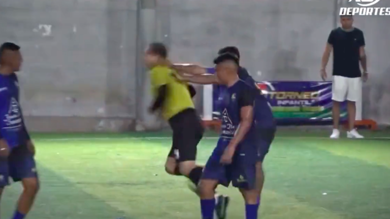 VIDEO: Byron Moreno fue agredido por la espalda en un torneo amateur en Guayaquil